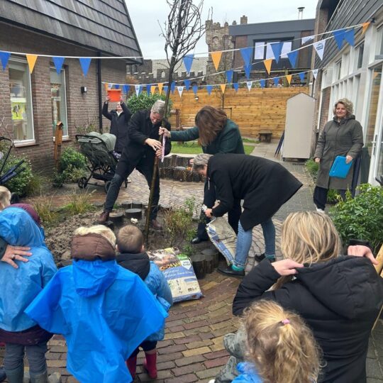 Samen bomen planten op Nationale Boomfeestdag 2025