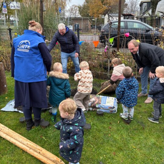 Samen bomen planten op Nationale Boomfeestdag 2025