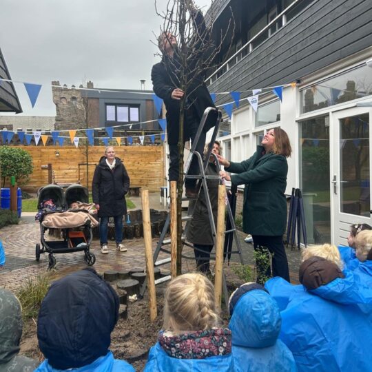 Samen bomen planten op Nationale Boomfeestdag 2025