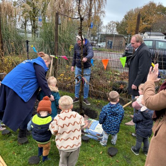 Samen bomen planten op Nationale Boomfeestdag 2025