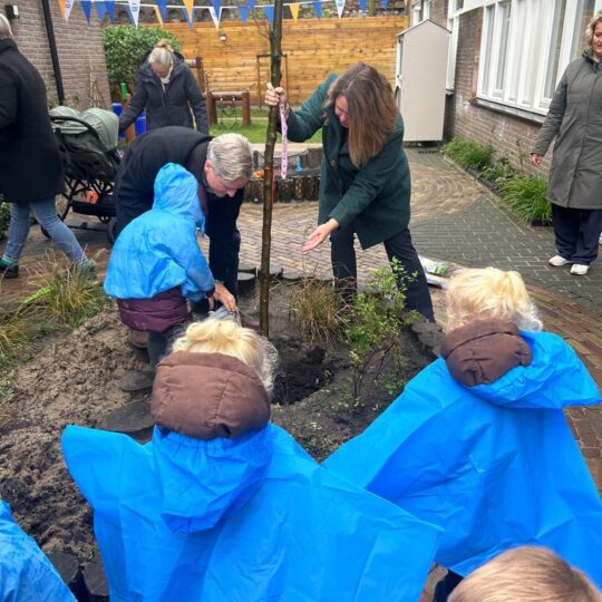 Samen bomen planten op Nationale Boomfeestdag 2025